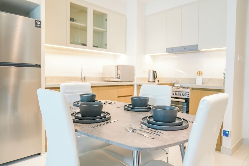 Дубай: Yogi - Elegant Apartment With Balcony Amidst Vibrant Area