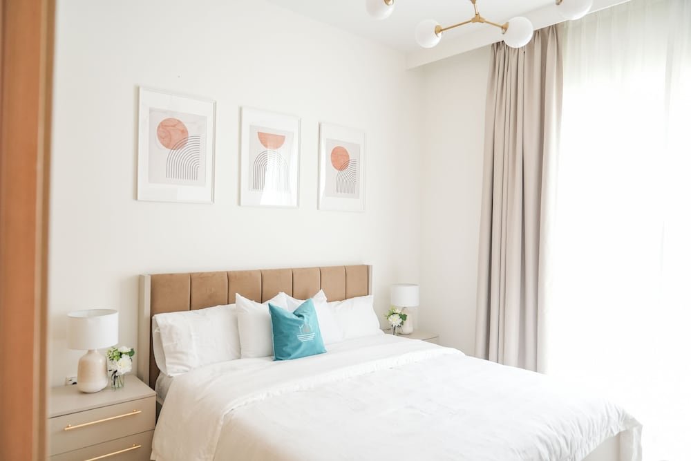 Дубай: Yogi - Elegant Apartment With Balcony Amidst Vibrant Area