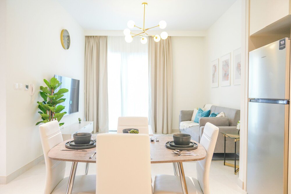 Дубай: Yogi - Elegant Apartment With Balcony Amidst Vibrant Area