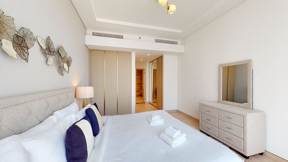 Дубай: JLT - Banyan Tree 703