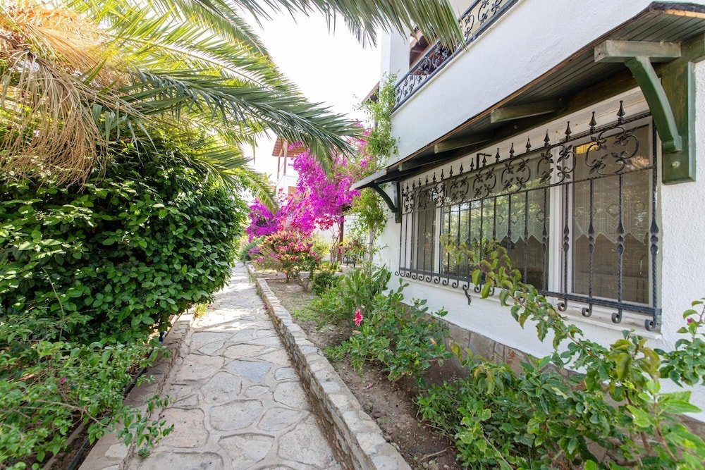 Sleek House With Garden Right By Sea in Bodrum — фото 1