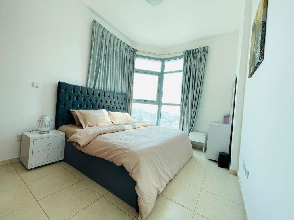 Дубай: 1 BHK Apartment with Pool & Gym Near to Marina Mall & Beach