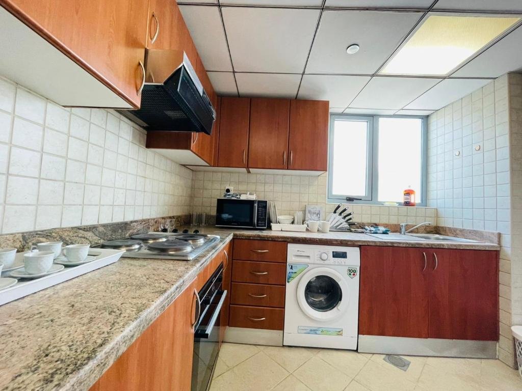 Дубай: 1 BHK Apartment with Pool & Gym Near to Marina Mall & Beach