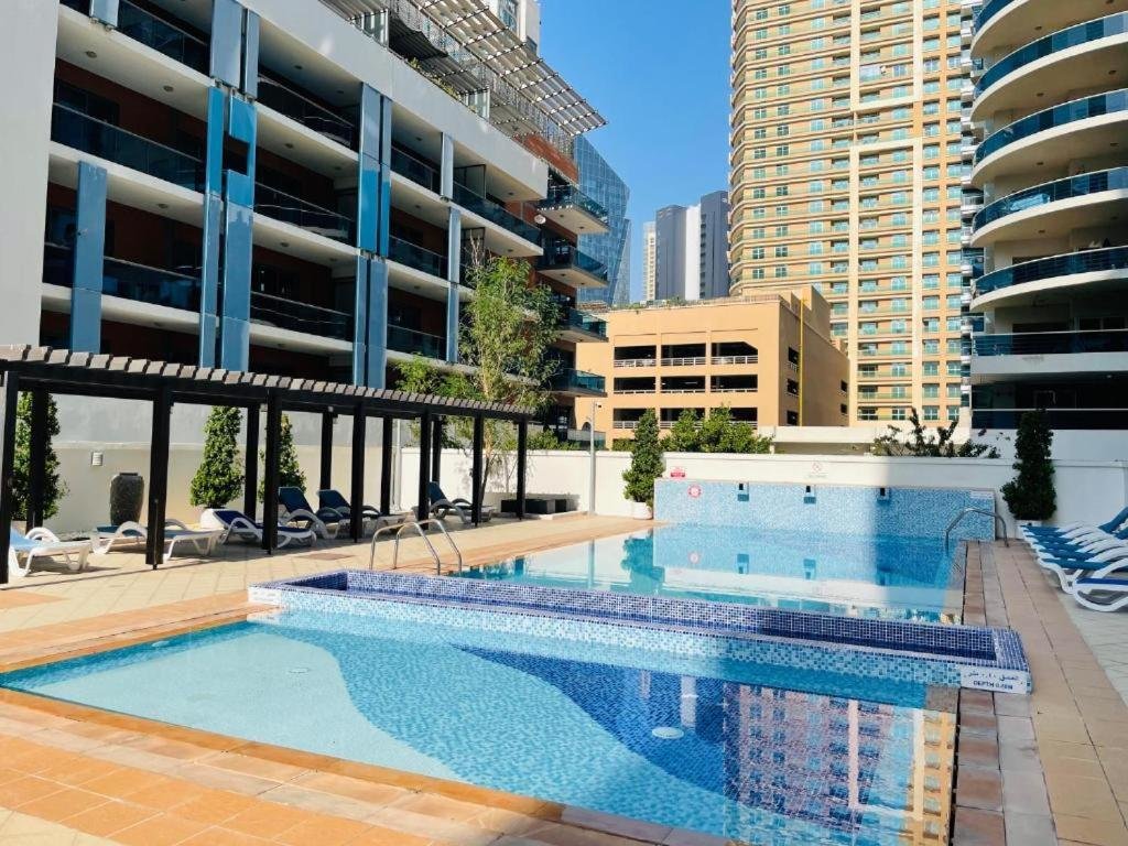 Дубай: 1 BHK Apartment with Pool & Gym Near to Marina Mall & Beach