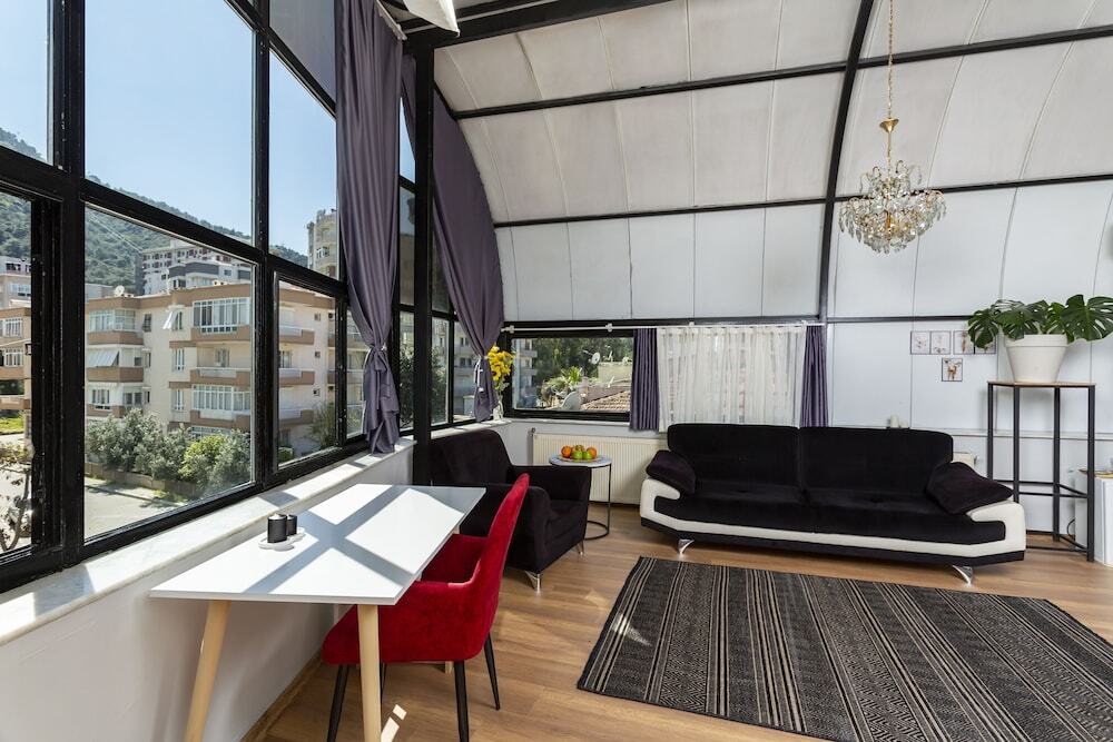 Измир: 8 Rooms House