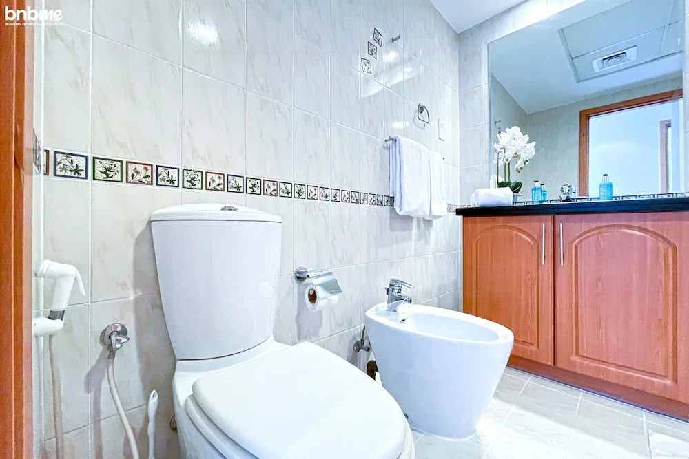 Дубай: 1B-Damac Waves-B67 by bnbme homes