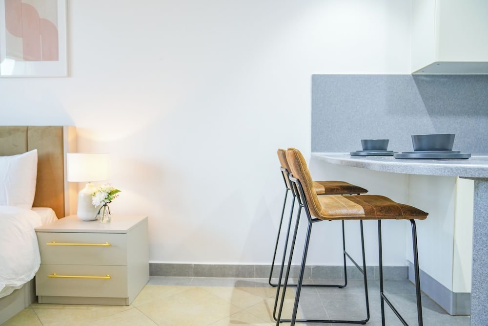 Дубай: Yogi - Serene Romance in a Stylish Studio with City Views