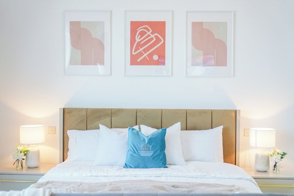 Дубай: Yogi - Serene Romance in a Stylish Studio with City Views