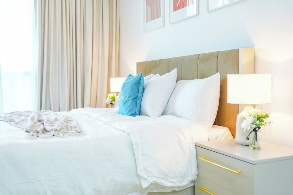 Дубай: Yogi - Serene Romance in a Stylish Studio with City Views
