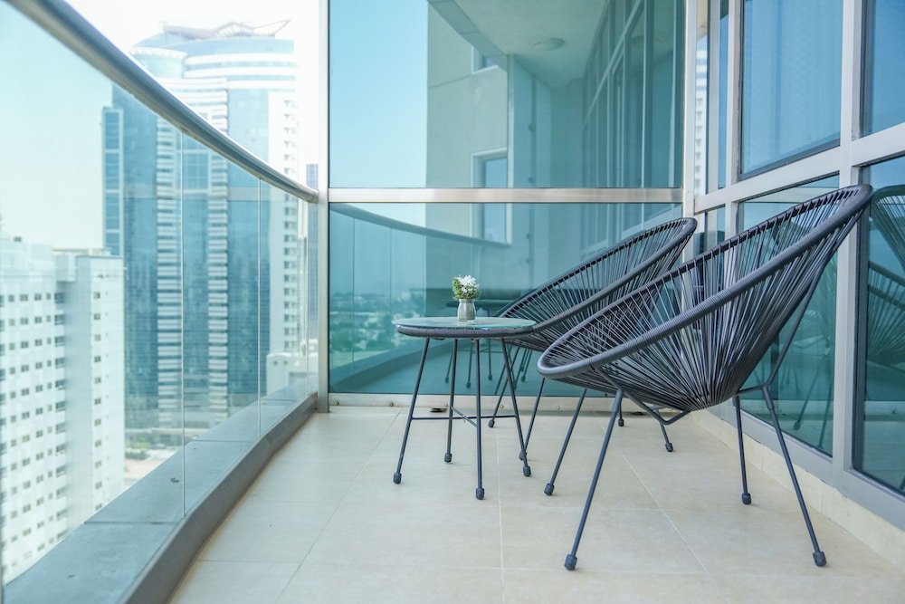 Дубай: Yogi - Serene Romance in a Stylish Studio with City Views