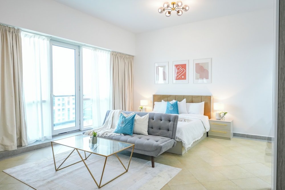 Дубай: Yogi - Serene Romance in a Stylish Studio with City Views
