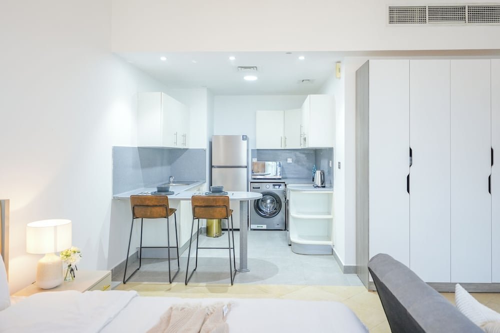 Дубай: Yogi - Serene Romance in a Stylish Studio with City Views