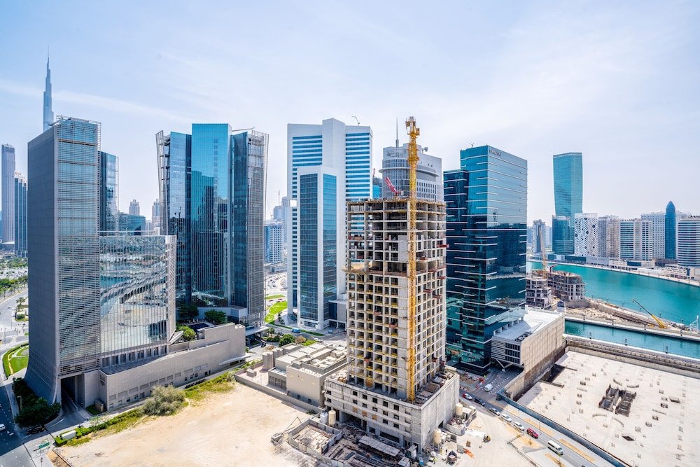 Дубай: Tanin - Exquisite 1BR Apt in Zada Tower with Canal Views