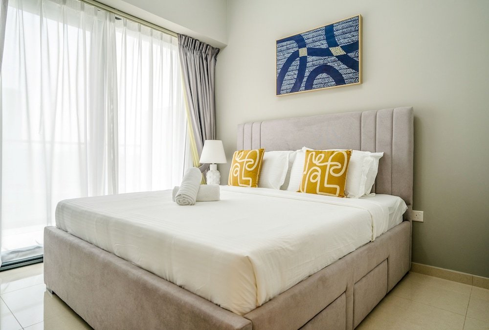 Дубай: Tanin - Exquisite 1BR Apt in Zada Tower with Canal Views
