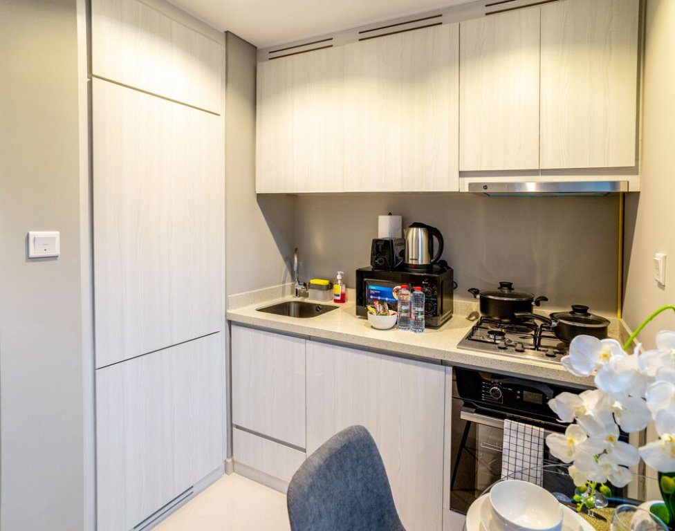 Дубай: Tanin - Exquisite 1BR Apt in Zada Tower with Canal Views