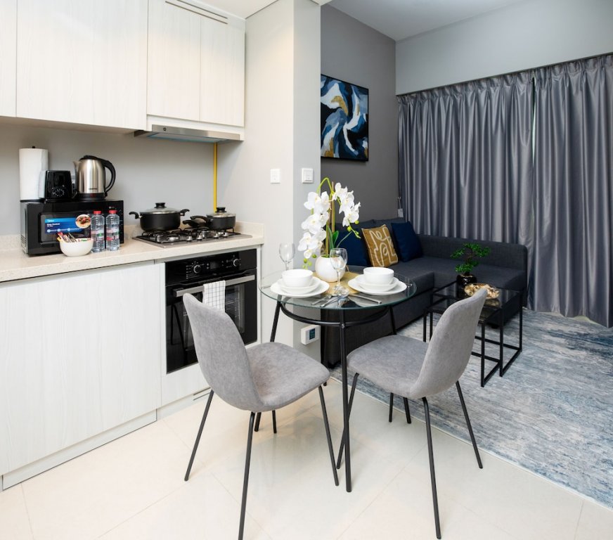 Дубай: Tanin - Exquisite 1BR Apt in Zada Tower with Canal Views