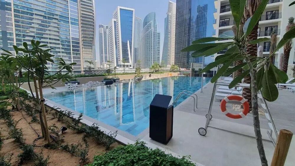 Дубай: Tanin - Exquisite 1BR Apt in Zada Tower with Canal Views