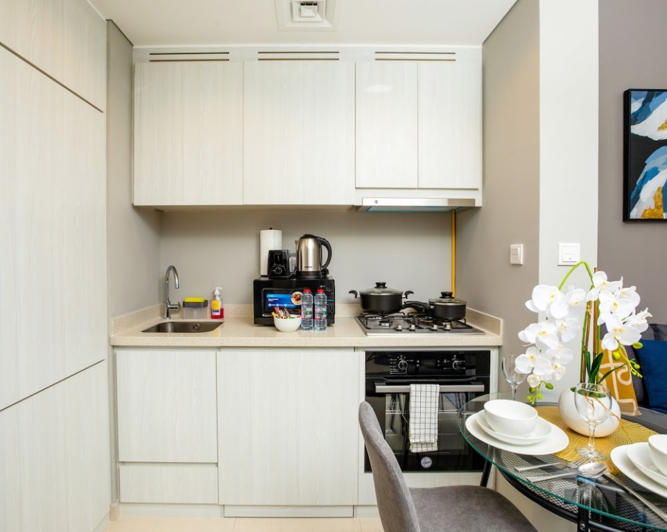 Дубай: Tanin - Exquisite 1BR Apt in Zada Tower with Canal Views