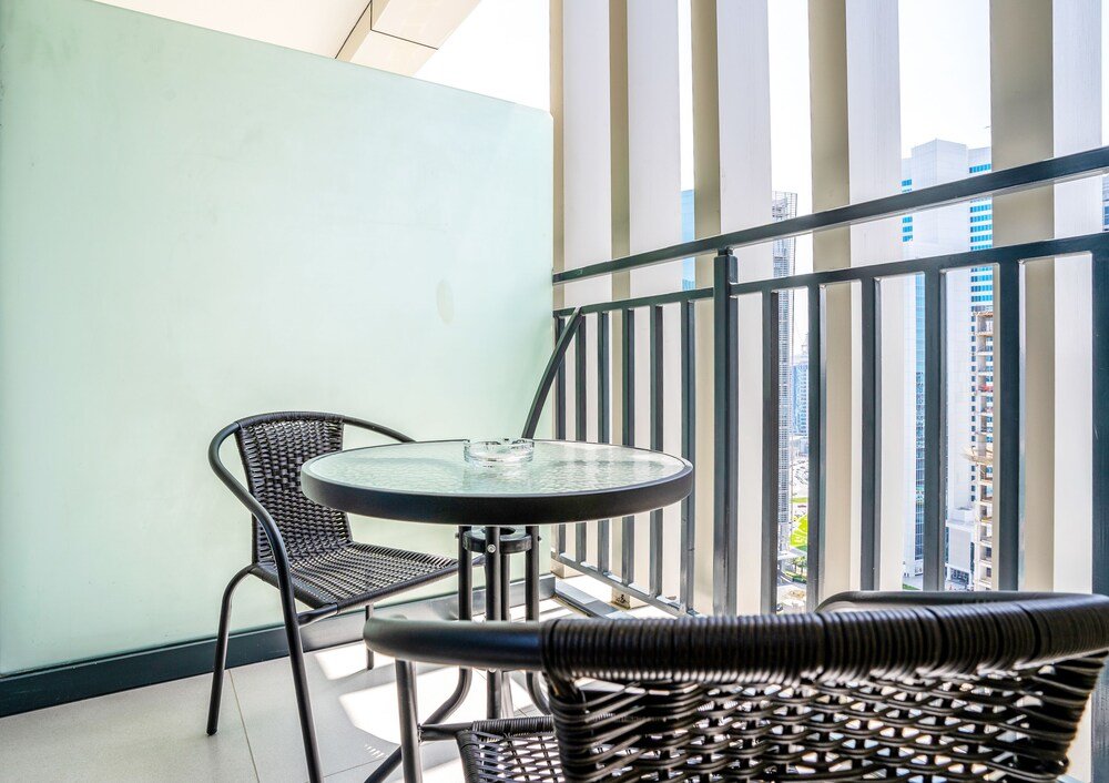 Дубай: Tanin - Exquisite 1BR Apt in Zada Tower with Canal Views