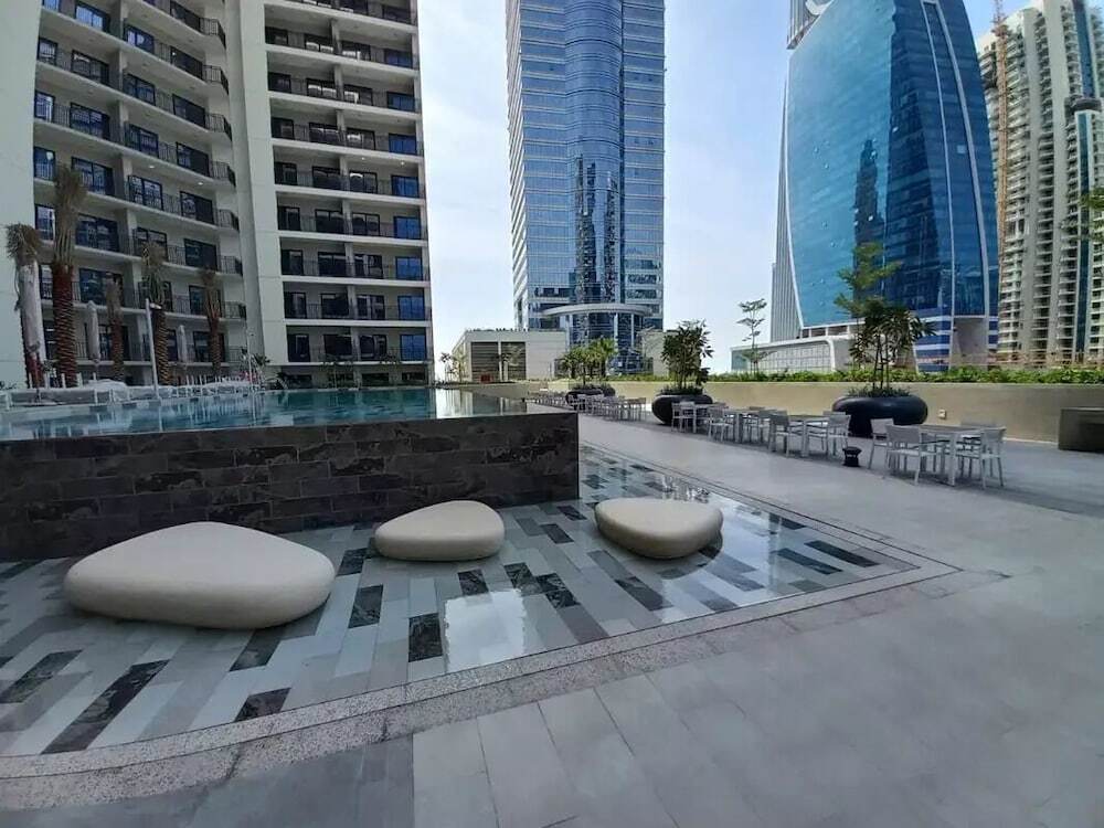 Дубай: Tanin - Exquisite 1BR Apt in Zada Tower with Canal Views