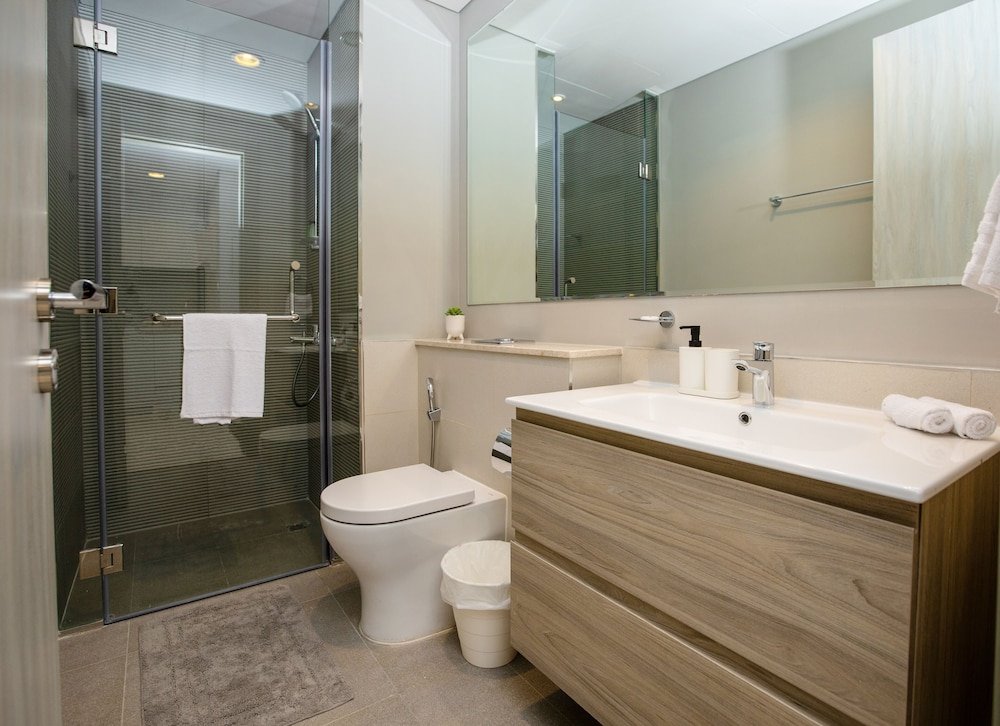Дубай: Tanin - Exquisite 1BR Apt in Zada Tower with Canal Views