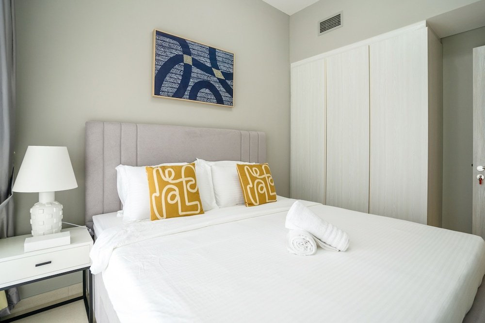Дубай: Tanin - Exquisite 1BR Apt in Zada Tower with Canal Views