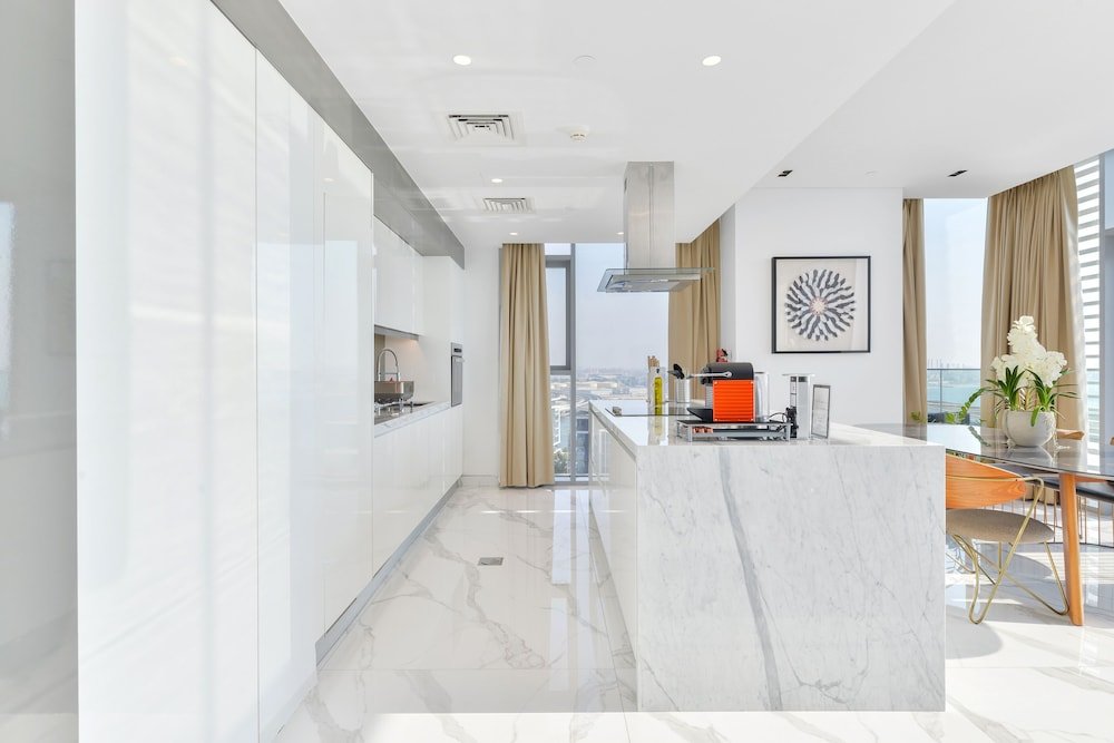 Дубай: Luxe 3BR with maids room in Bluewaters