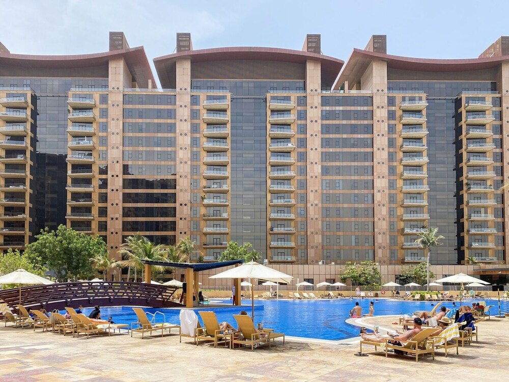 Дубай: Modern beachfront 1BR apartment