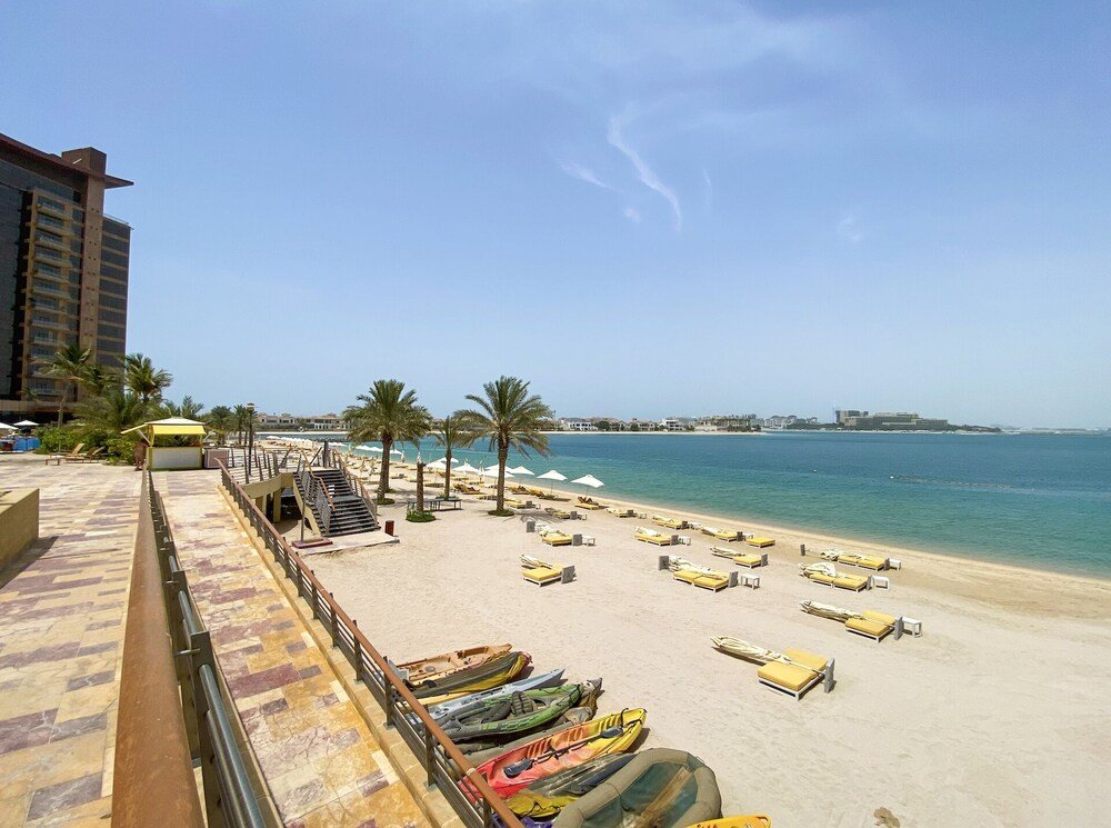 Дубай: Modern beachfront 1BR apartment