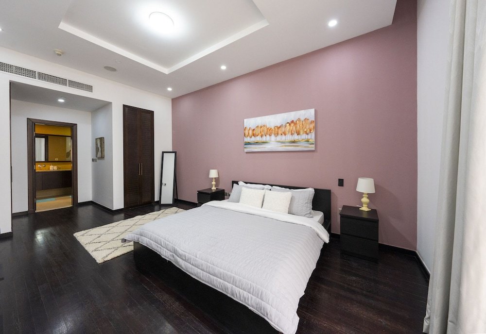Дубай: Modern beachfront 1BR apartment