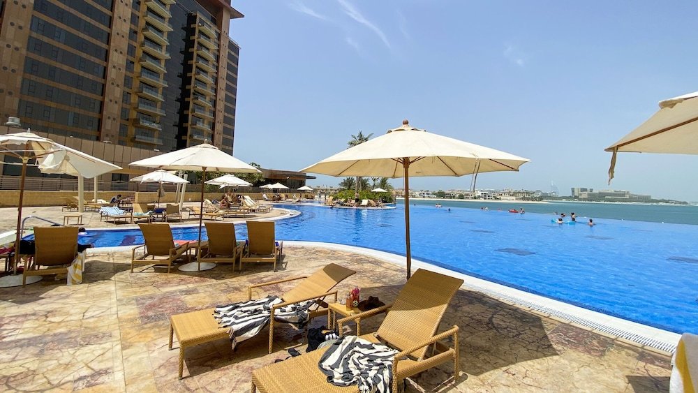 Дубай: Modern beachfront 1BR apartment