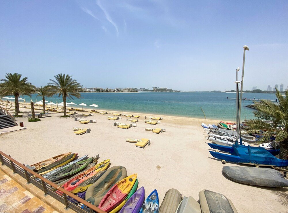 Дубай: Modern beachfront 1BR apartment