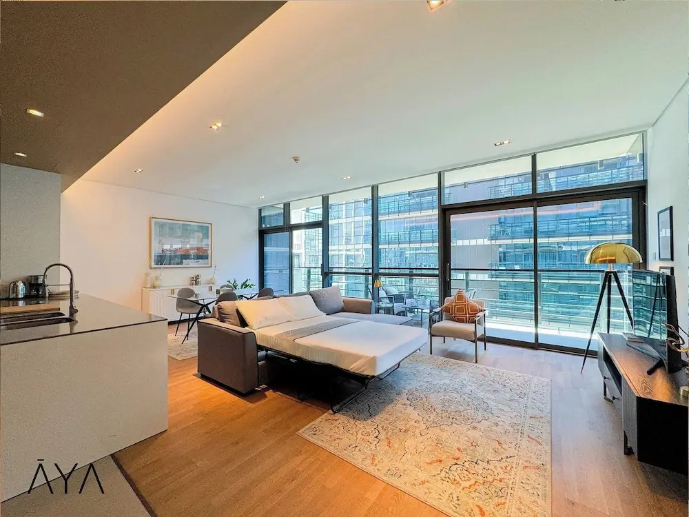 Дубай: Aya - Sophisticated 1BR Apartment in CityWalk with Views