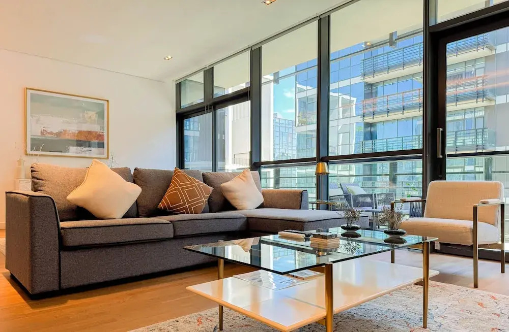 Дубай: Aya - Sophisticated 1BR Apartment in CityWalk with Views