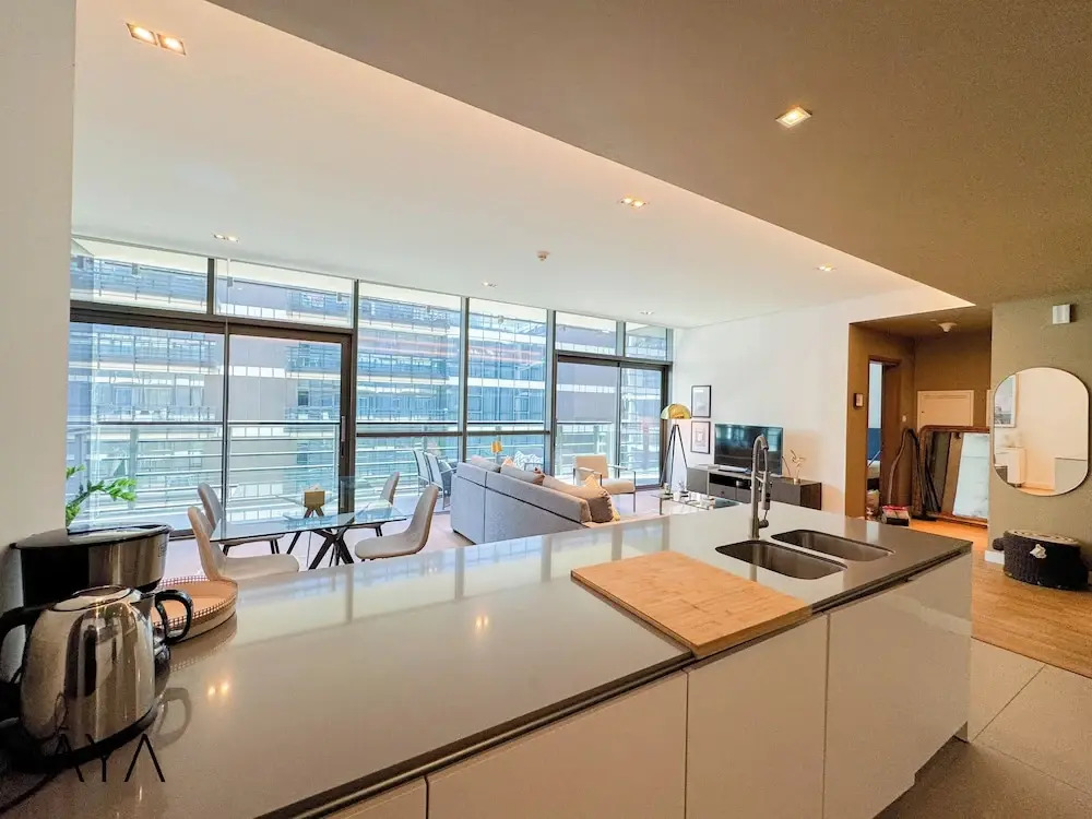 Дубай: Aya - Sophisticated 1BR Apartment in CityWalk with Views
