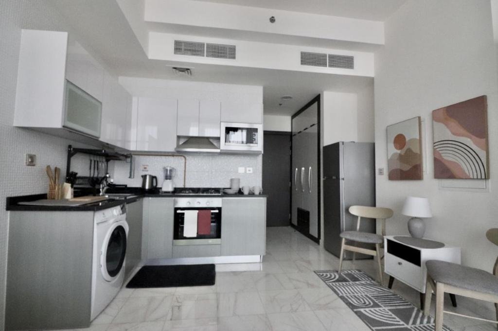 Дубай: Brand New Studio Apartment with Balcony