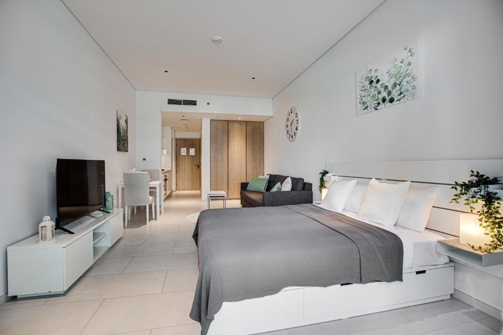 Дубай: Studio apartment with Burj Khalifa view