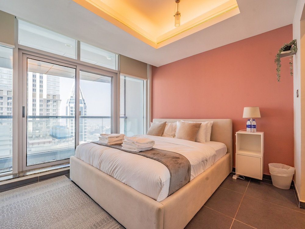 Дубай: Dubai Marina- The Torch 7805