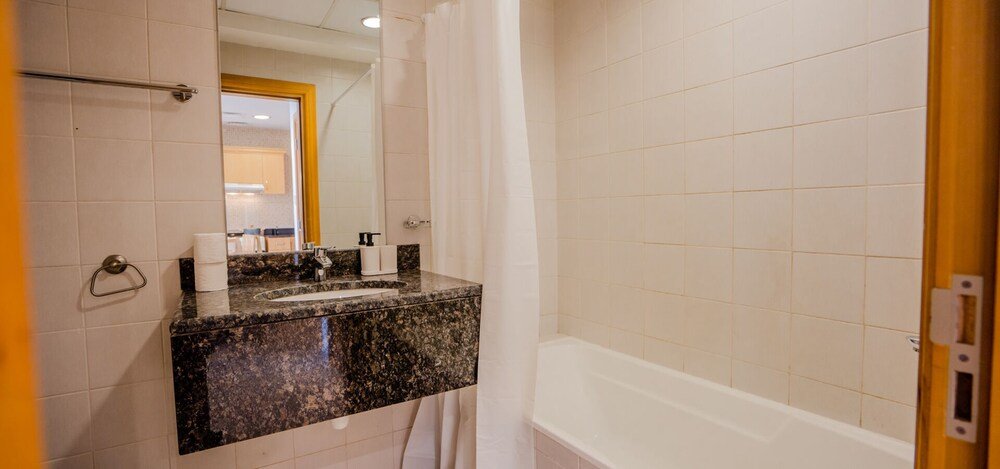 Дубай: Fancy 1BR with Canal Views