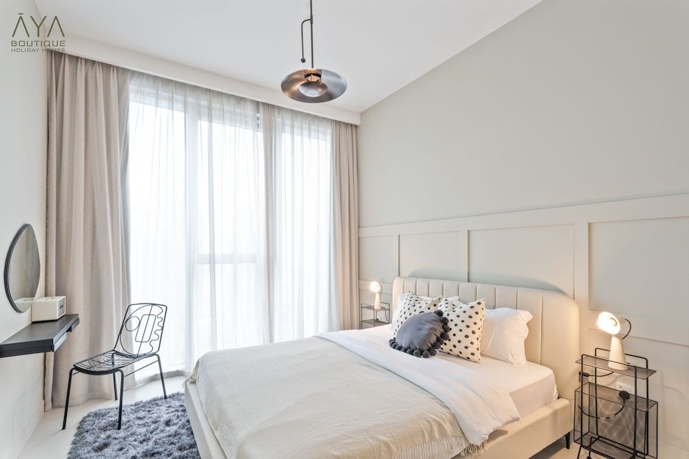 Дубай: Aya - Elegant 1BR Apartment With Balcony and Creek Views