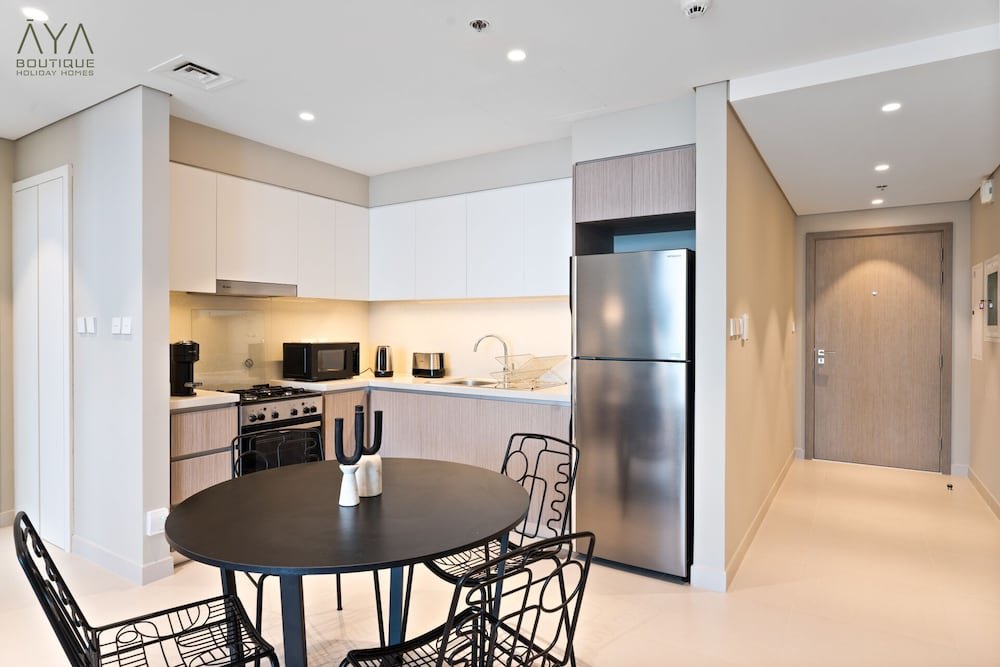 Дубай: Aya - Elegant 1BR Apartment With Balcony and Creek Views