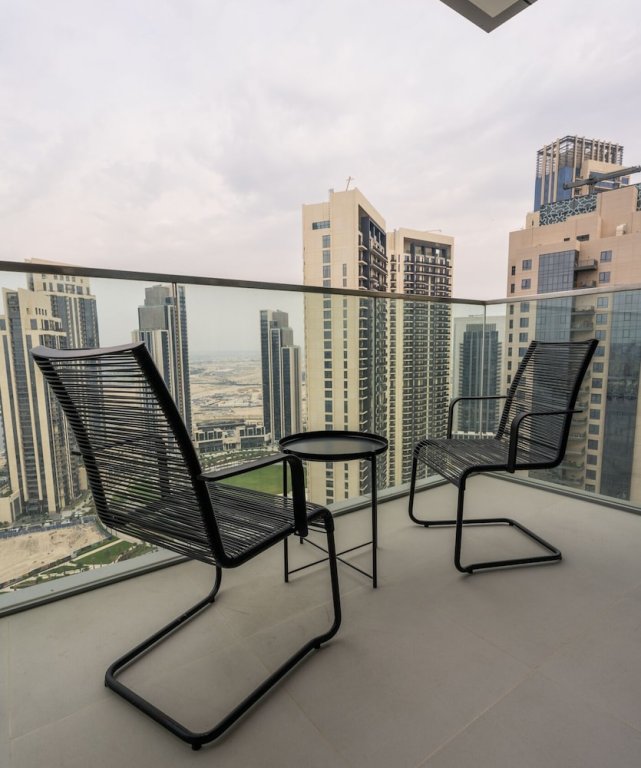 Дубай: Aya - Elegant 1BR Apartment With Balcony and Creek Views