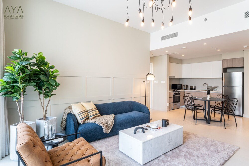 Дубай: Aya - Elegant 1BR Apartment With Balcony and Creek Views