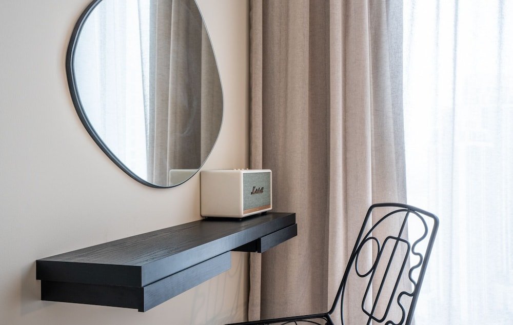 Дубай: Aya - Elegant 1BR Apartment With Balcony and Creek Views
