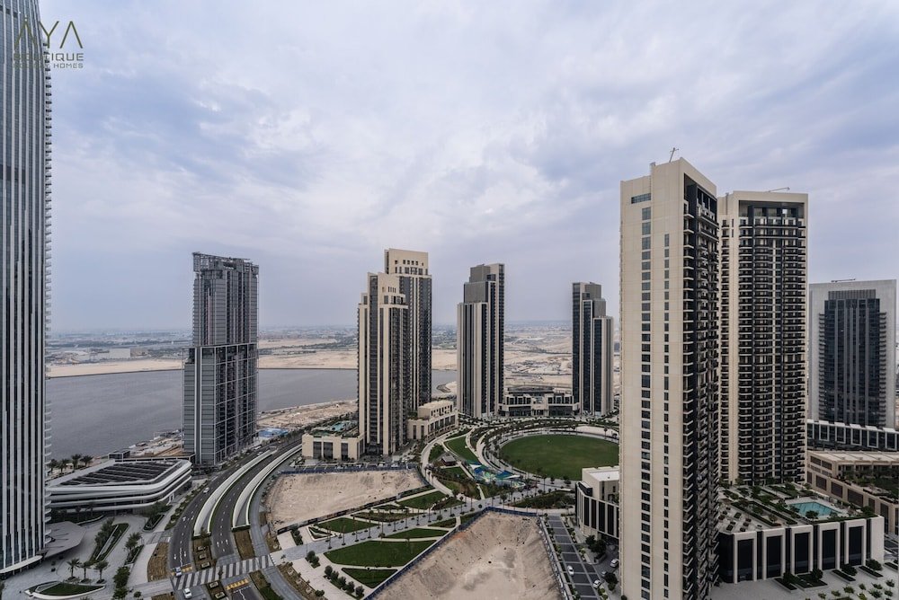 Дубай: Aya - Elegant 1BR Apartment With Balcony and Creek Views