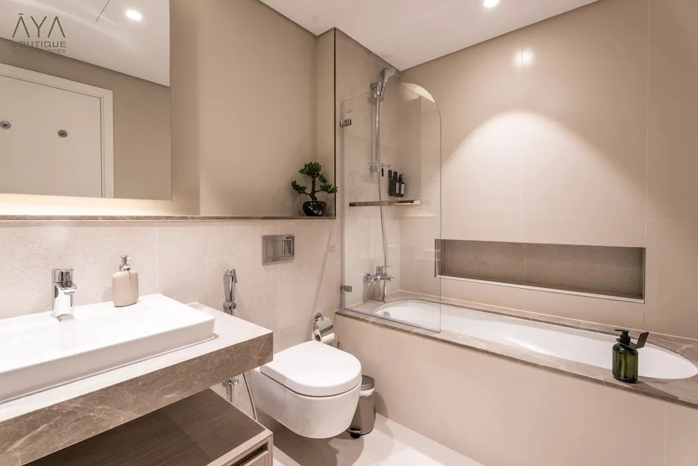 Дубай: Aya - Elegant 1BR Apartment With Balcony and Creek Views