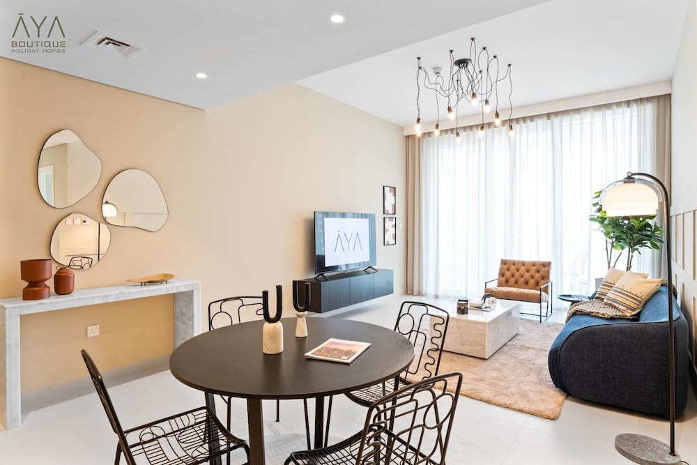 Дубай: Aya - Elegant 1BR Apartment With Balcony and Creek Views