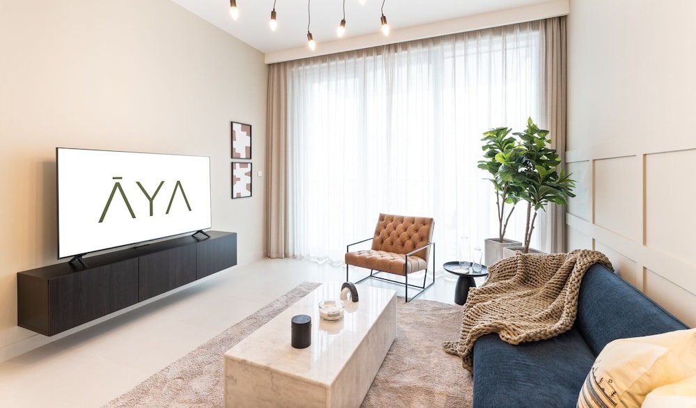 Дубай: Aya - Elegant 1BR Apartment With Balcony and Creek Views