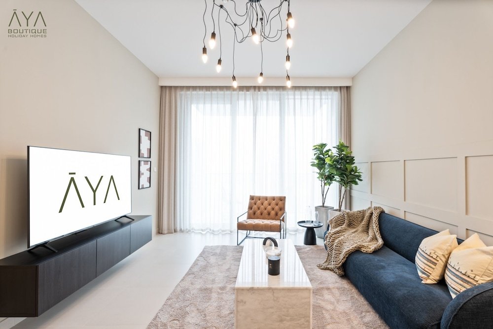 Дубай: Aya - Elegant 1BR Apartment With Balcony and Creek Views