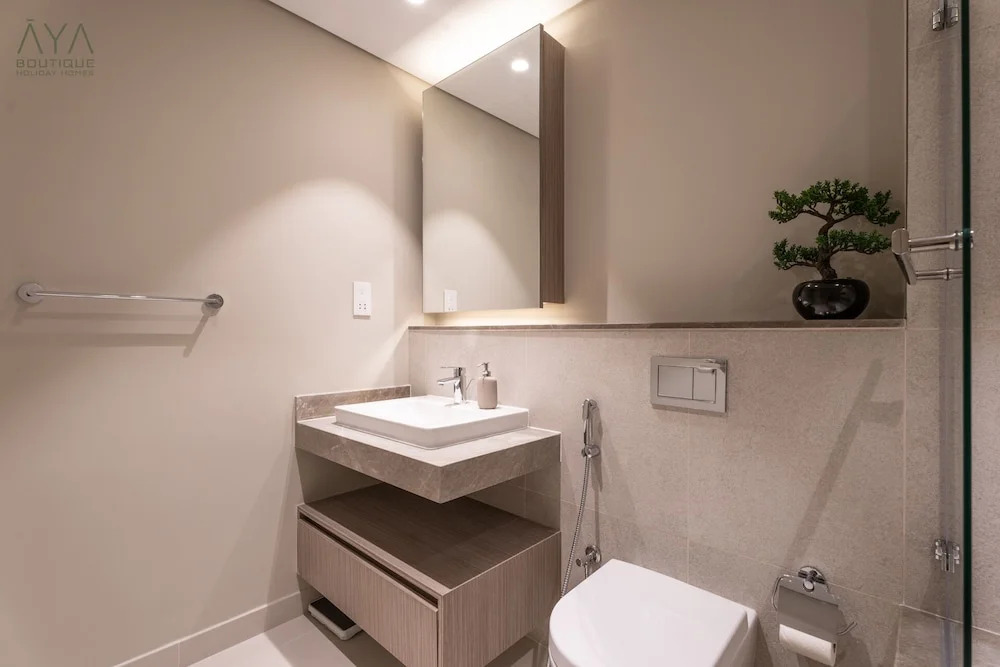 Дубай: Aya - Elegant 1BR Apartment With Balcony and Creek Views
